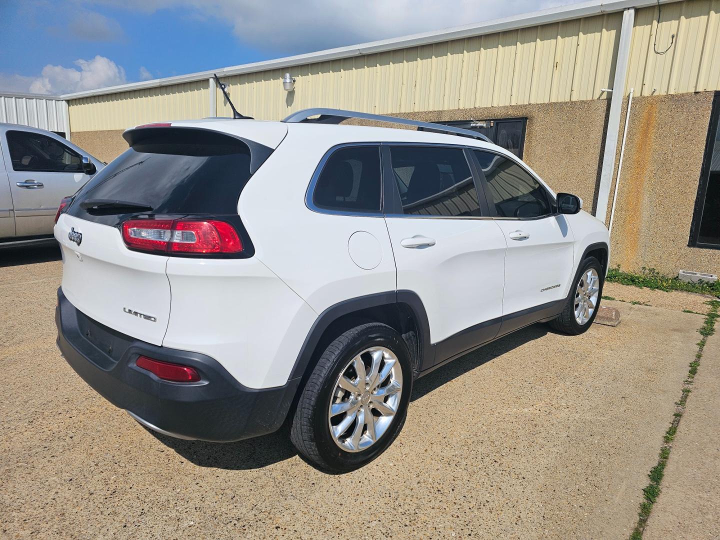 2014 WHITE Jeep Cherokee Limited FWD (1C4PJLDB4EW) with an 2.4L L4 DOHC 16V engine, 9-Speed Automatic transmission, located at 533 S Seven Points BLVD, Seven Points, TX, 75143, (430) 255-4030, 32.313999, -96.209351 - Photo#2